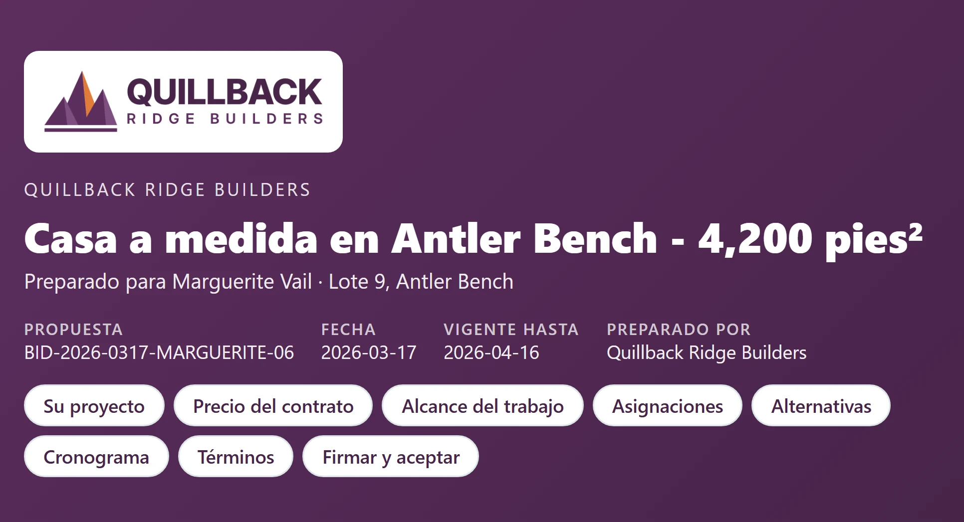 La parte de arriba de una propuesta de Quillback Ridge Builders, un constructor ficticio, tal como la abre su cliente, en español: el logotipo del constructor en un recuadro blanco sobre una franja de su color ciruela, el título Casa a medida en Antler Bench - 4,200 pies², preparada para Marguerite Vail en el Lote 9 de Antler Bench, y el número y las fechas de la propuesta. En una pantalla ancha también tiene enlaces a cada sección de la propuesta; en un teléfono, una barra al pie muestra el precio del contrato, $1,318,100, y un botón Revisar y firmar.