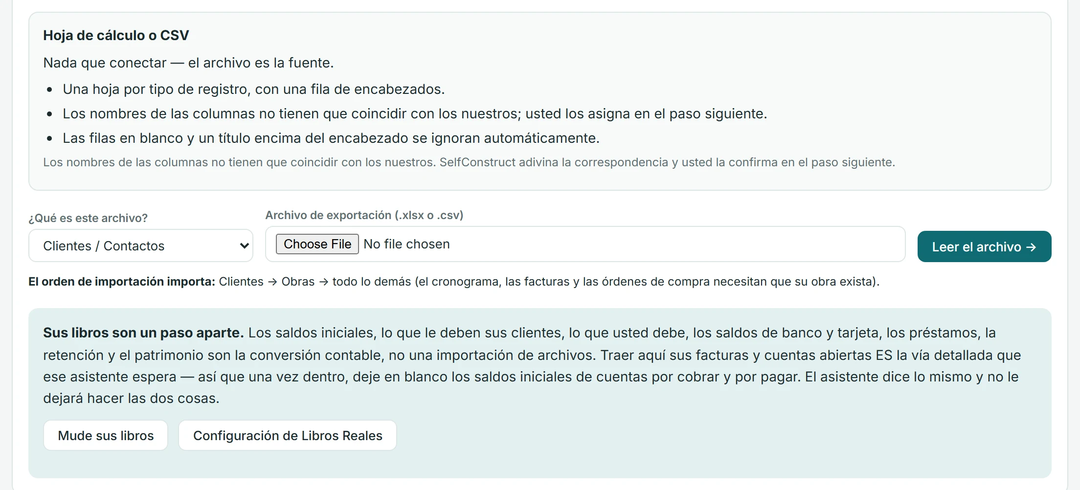 La pantalla de importación con Hoja de cálculo o CSV como origen: una hoja por tipo de registro con su fila de encabezados, nombres de columna que no tienen que coincidir — se asignan en el paso siguiente — y filas en blanco o un título encima del encabezado que se ignoran; luego el tipo de lista, clientes y contactos, el archivo de exportación .xlsx o .csv, el orden de importación — clientes, luego obras, luego todo lo demás — y una nota de que los saldos iniciales son un paso aparte, la conversión contable