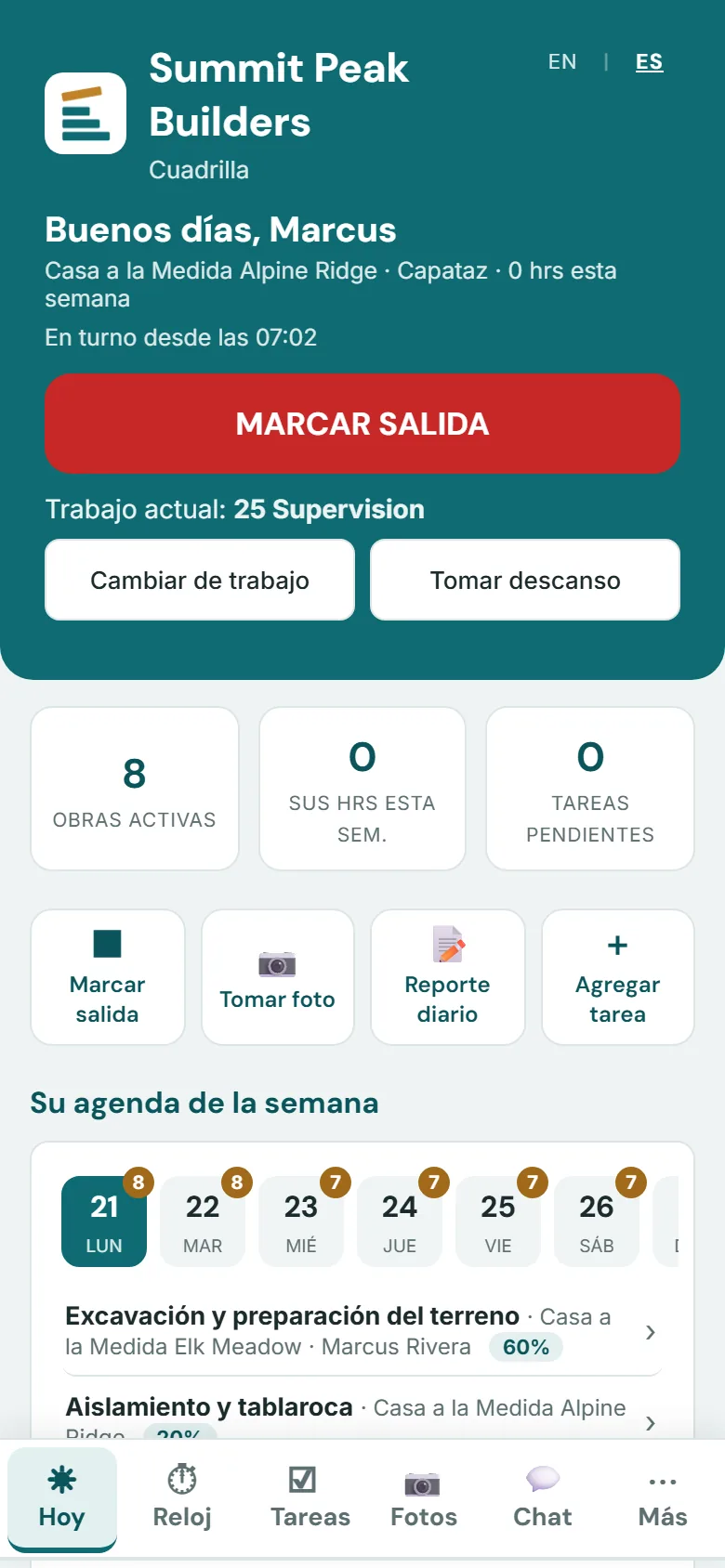 App de cuadrilla de SelfConstruct en un teléfono: en turno con botón Marcar salida, código de costo, accesos a reloj, fotos y reporte diario, y la agenda de la semana
